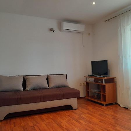 Sreca Apartment Near Beach With Bbq 比比涅 客房 照片