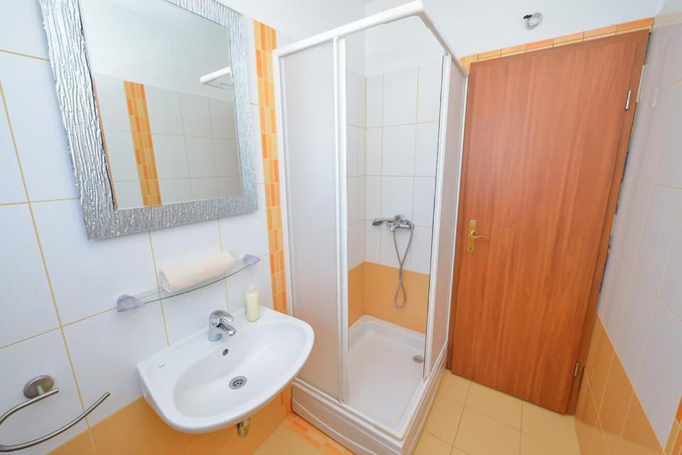 Sreca Apartment Near Beach With Bbq 比比涅 外观 照片